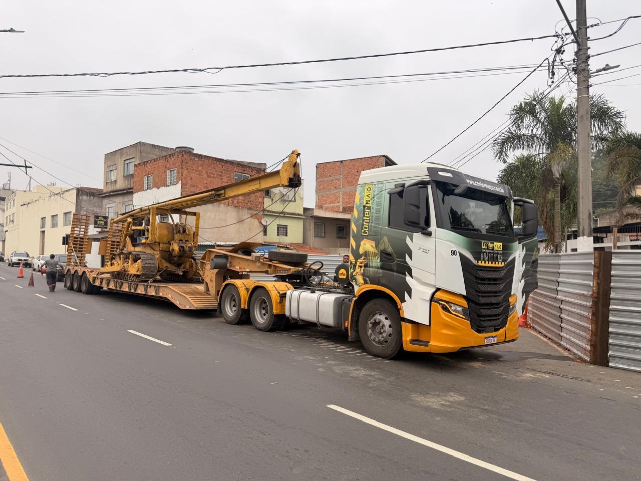 Carreta prancha rebaixada ConterMAQ transportando máquina alta