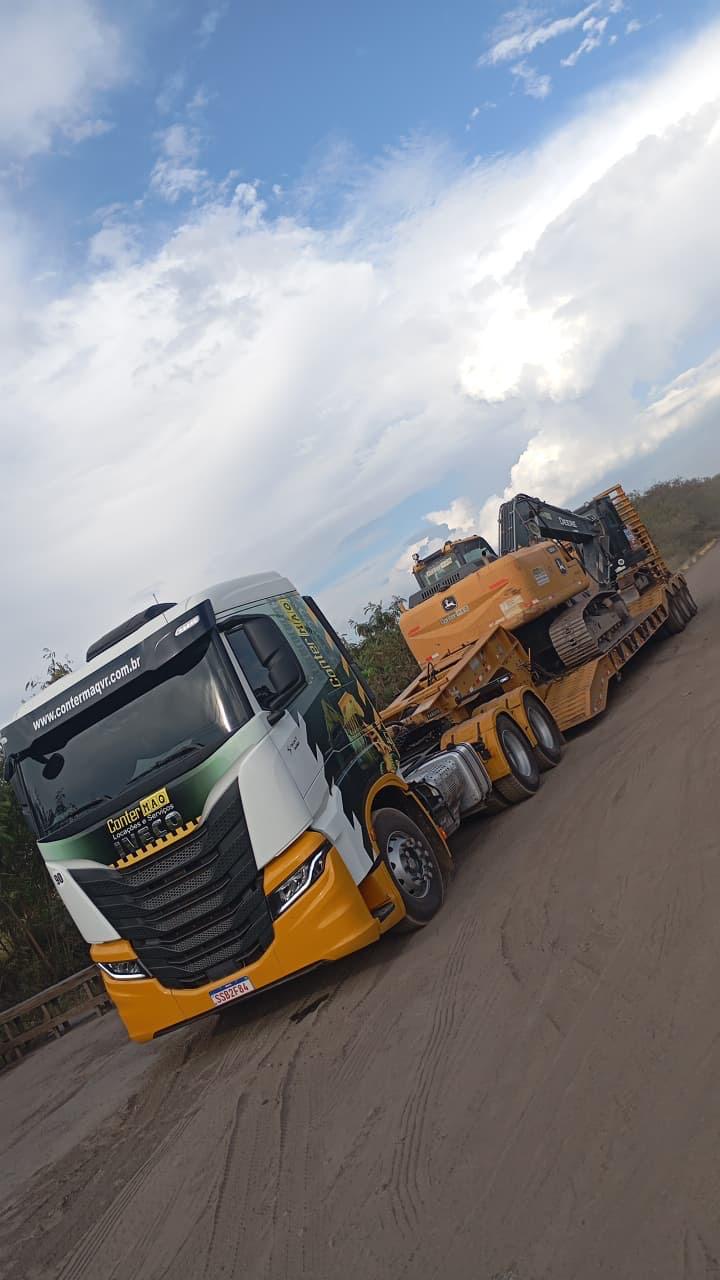Carreta prancha ConterMAQ transportando escavadeira em rodovia