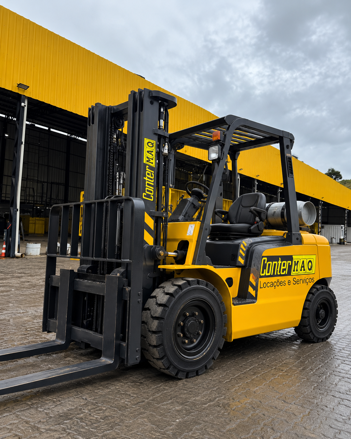Empilhadeira ConterMAQ movimentando pallets em armazém industrial