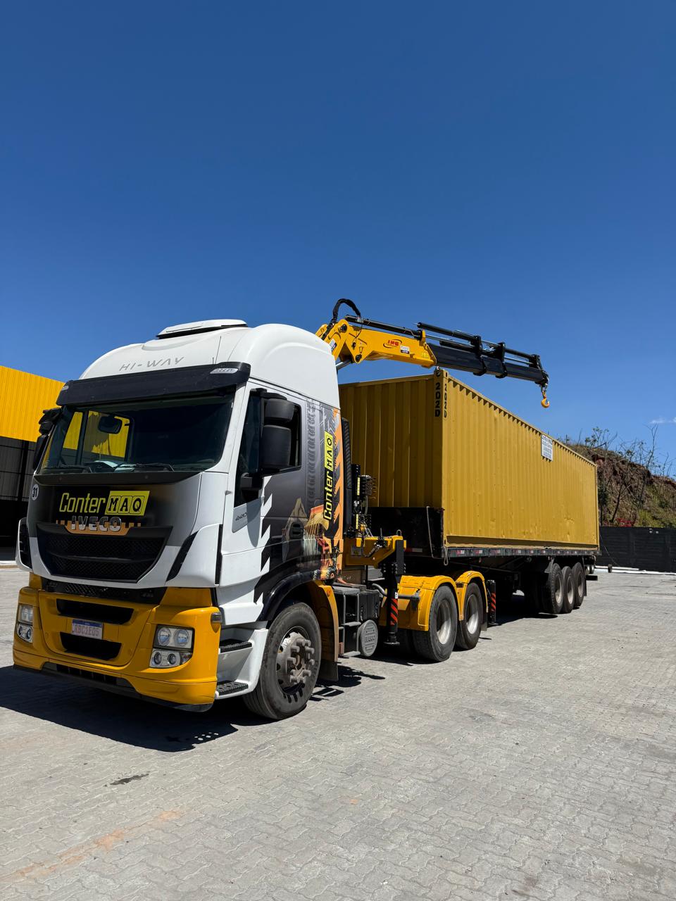 Carreta ConterMAQ com munck transportando container