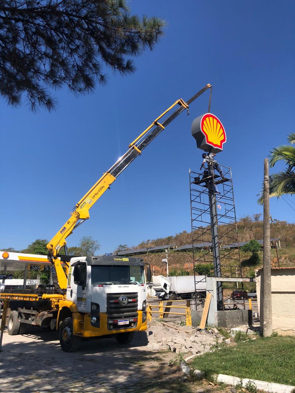 Caminhão munck ConterMAQ içando totem em posto de combustível