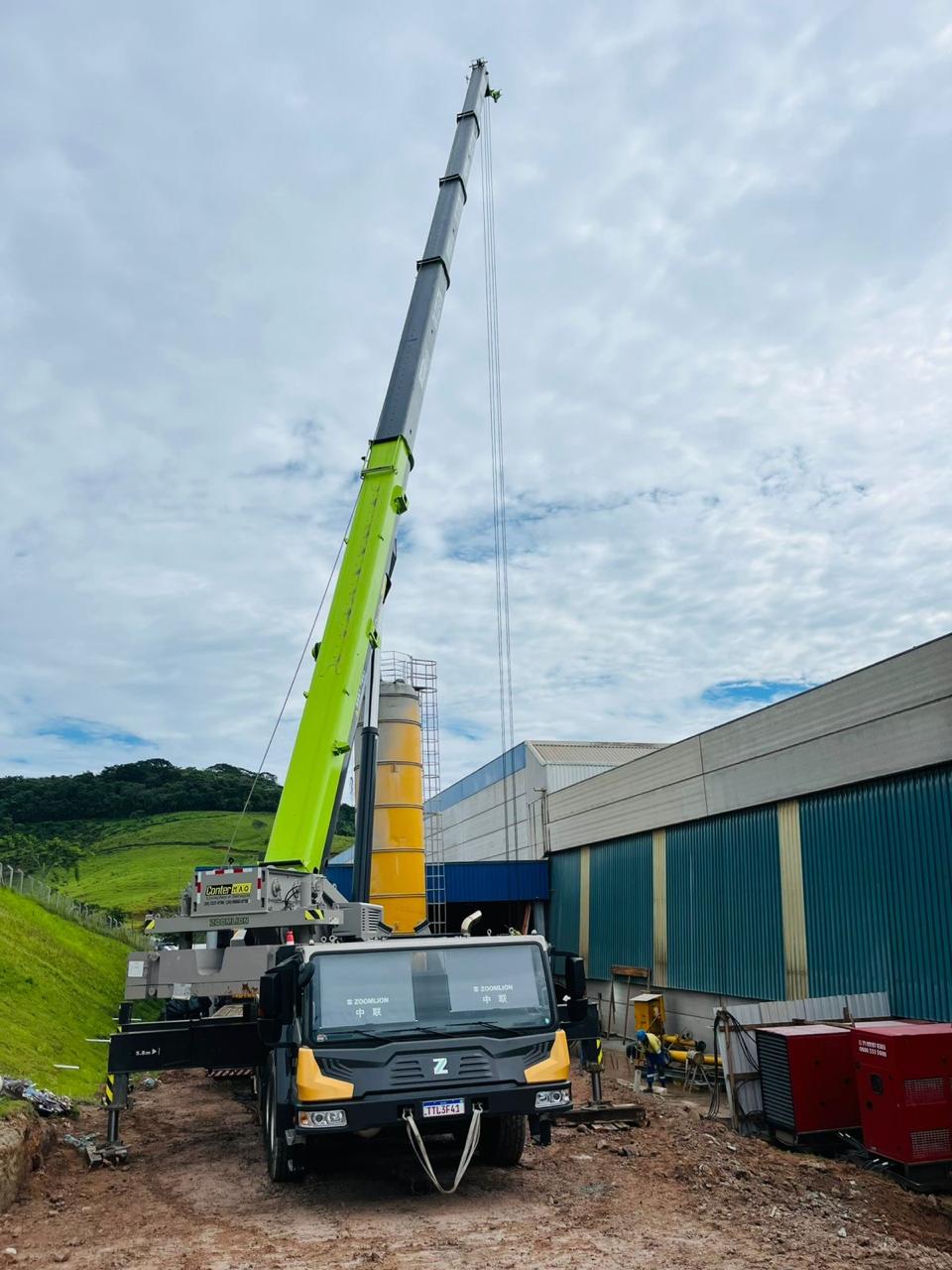 Guindaste ConterMAQ em operação de içamento em obra industrial
