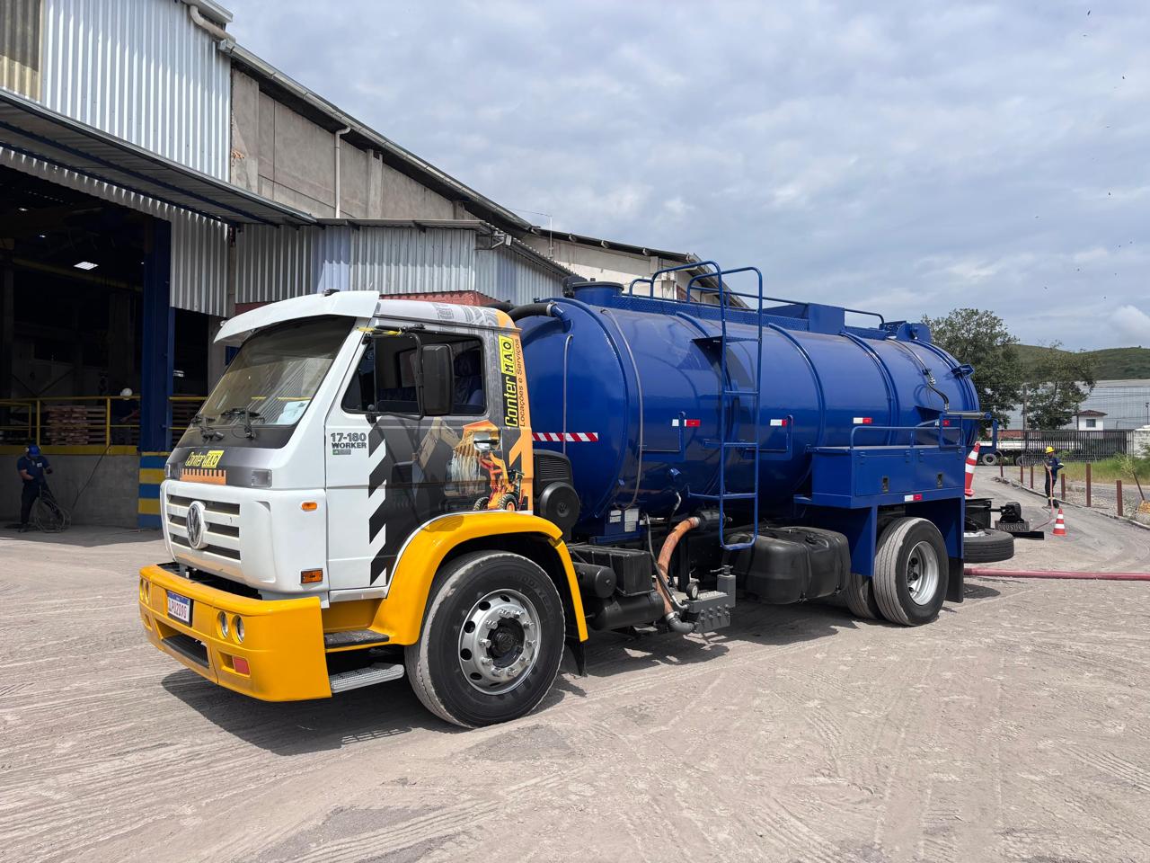 Caminhão tanque de sucção da ConterMAQ em serviço de saneamento industrial